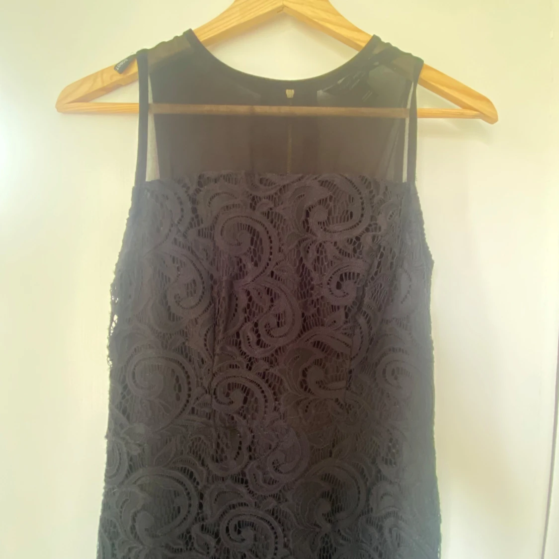 Svart spetsklänning med dragkedja