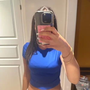 Blå T-shirt - Säljer då denna blåa fina t-shirten då den aldrig kommit till användning. Den är rätt så stretchig och mjuk i materialet.❤️