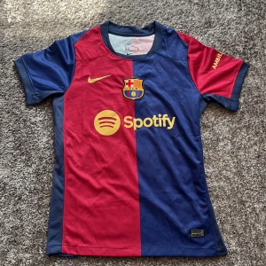 Barcelona t shirt - Säljer en Barcelona matchtröja, i storlek S, har aldrig andvänt de. Snygg tröja och passar till sommaren
