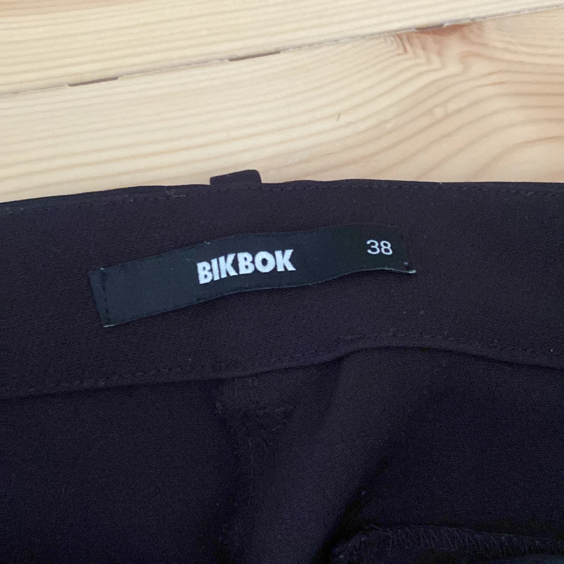 Svarta kostymbyxor från BikBok - 2