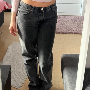 Gråa straight jeans från Gina tricot  - storlek 49 priset kan diskuteras!!