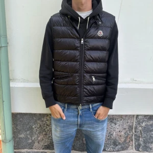 Moncler väst  - Hej säljer mina snygga moncler gui väst som är i storlek 3. Denna är i sjukt bra skick och är perfekt nu till sommaren. Säljer denna då jag vill rensa mitt lager. Nypris på denna är runt 10000kr. Har även kvitto från västen. Hör av er vid några frågor. Mvh O&Osellout