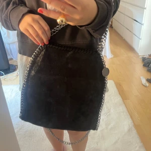 Stella mccartney liknande väska - Supersöt väska kommer tyvär inte till andvändning. Skriv privat för fler bilder. Den är köpt här på Plick för 2 år sedan och andvänt lite. Köpt för 500