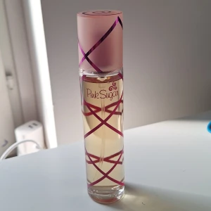 Pink Sugar Eau de Toilette 50 ml - Pink Sugar från Aquolina är en söt och lekfull parfym med toner av karamell, vanilj och frukt. Flaskan är cylinderformad i glas med rosa dekor och ett pastellrosa lock. Perfekt för dig som gillar dofter som påminner om godis och sockervadd.(Ca 1 ml använt)