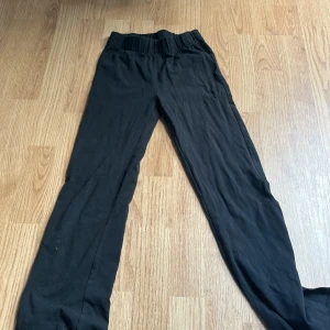 Svarta leggings från XOXO - Svarta leggings från XOXO med bred resår i midjan. De är stretchiga och sitter tight hela vägen ner. Perfekta för en chill och bekväm stil, funkar lika bra till oversized hoodie som till crop top.