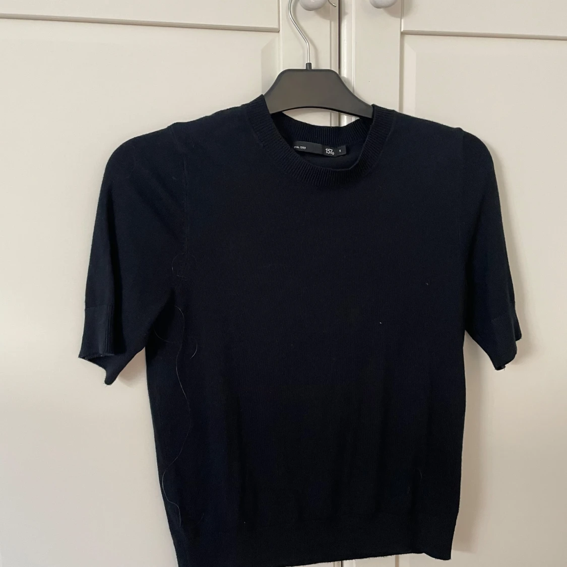 Svart stickad kortärmad tröja