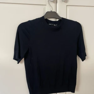 Svart stickad kortärmad tröja - Svart stickad t shirt från lager 157🤍