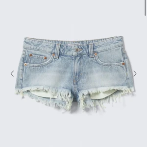 Ljusblå jeansshorts med fransig kant - Snygga ljusblå jeansshorts från Weekday med rå, fransig kant och klassisk femficksdesign. Använda 1 gång. Som nya!!