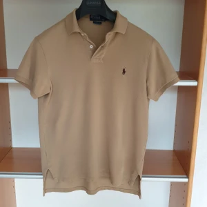 Beige piketröja från Ralph Lauren - Beige piketröja från Ralph Lauren i passform custom fit.