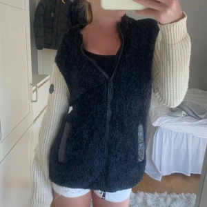 moncler cardigan, äkta !! 💘😇🥹 - jättecooolll, den är svart där fram, mörkblå på baksidan och beige i ärmarna! väldigt unik! 😇😇💘🩵 nypris var ca 11000 🐆🥹💕💘🐬