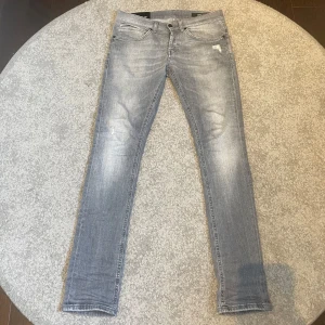 Dondup George Jeans - Tja! Säljer dessa sjukt snygga o inprinsip helt nya Dondup George Jeansen! Storlek 30 Skick 10/10  Nypris: ca 3000  Säljer: för 1099   Dom är Destroyed från fabrik!