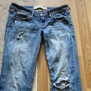 Super låidjade holister jeans  - Bootcut hål och lågmisjade. Säljer dyrt då de är vinted och aldrig använda. Super snygga verkligen men passar inte. Storlek w24 l31. Passar xs/s. Pris diskuteras vid snabb afärr