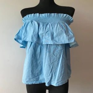 Ljusblå offshoulder volangtopp - Kan användas över armarna eller bara runt bysten. Inte mina bilder!☺️
