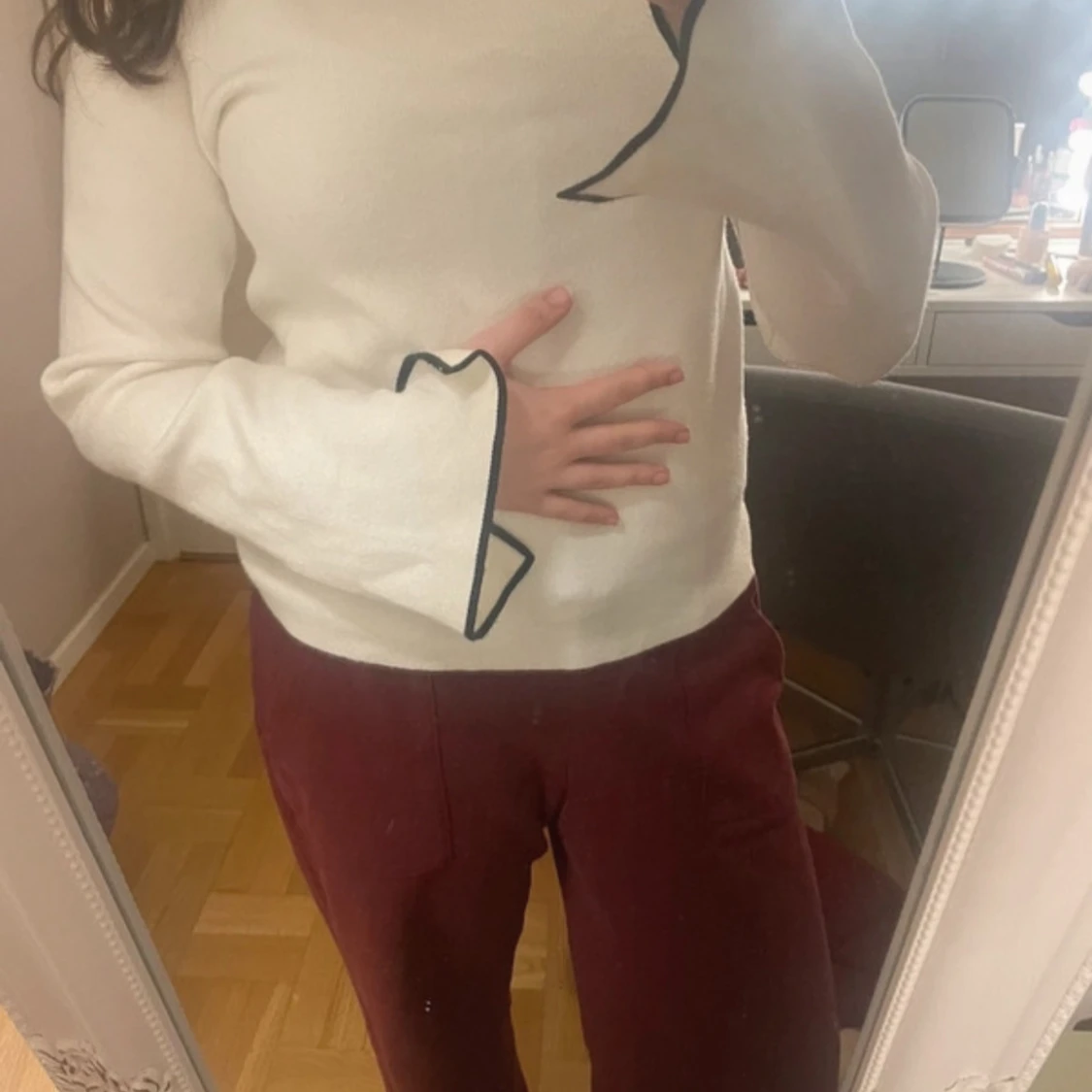 Vit långärmad topp med svarta kanter - 1