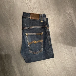 Nudie jeans - Jag säljer nu mina nudie jeans då dom inte kommer till användning längre. Modellen är thin finn och är en slim model vilket är skitsnyggt. Dom är marinblåa med lite fade vid bakfickorna. Är man 175-184 passar dom förmodligen perfekt. Hör av er vid funderingar. Priset är diskuterbart🙌