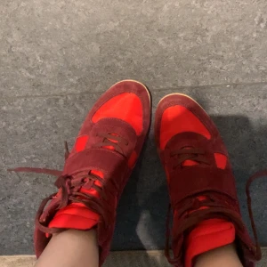 Röda wedge sneakers  - Snygga wedge sneakers som liknar Isabel marant! I rött och vin rött, sitter extremt bekvämt.