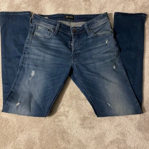 Jack n Jones jeans med slitningar  - Säljer dessa ass feta Jack n Jones jeansen med slitningar. Jeansen är storlek w31 L34 