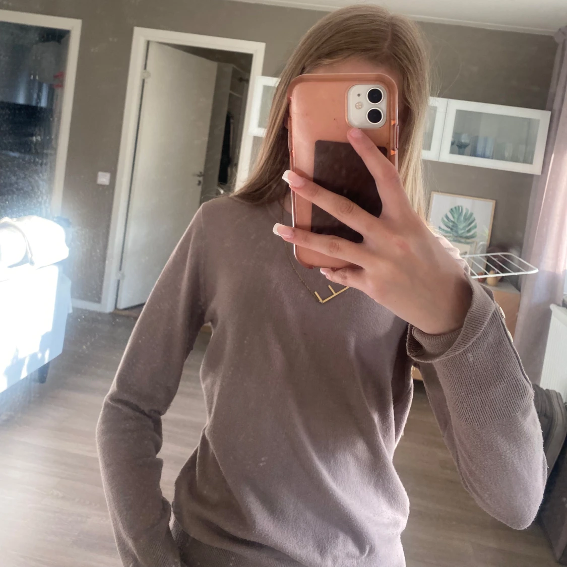 Beige stickad tröja med guldknappar