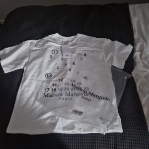 Maison Margiela t shirt - Säljer den då ja köpte en för stor, passade inte mig som är 173 å 65kg, passar säkert nån som är 180 iaf