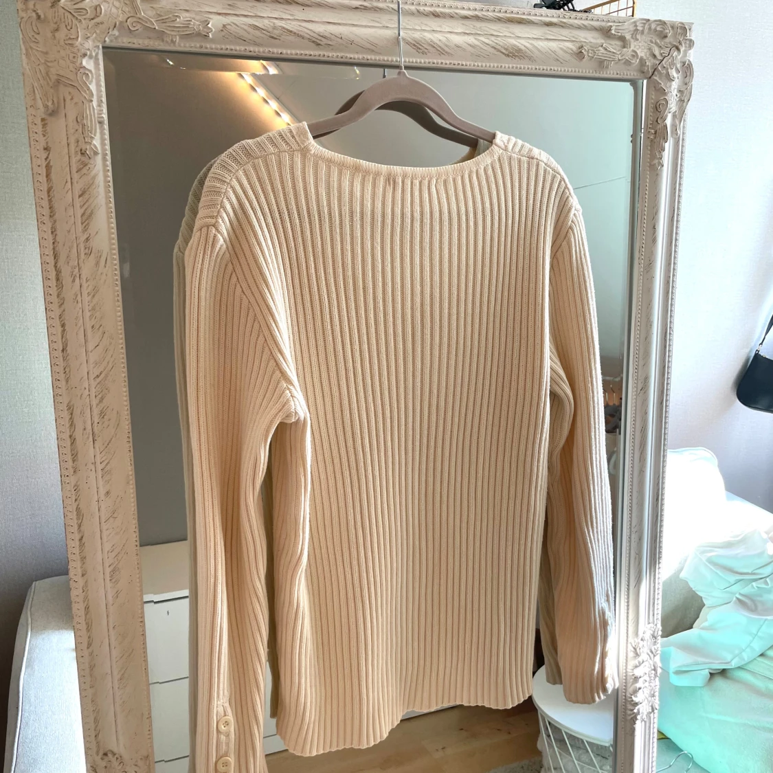 Ribbstickad beige tröja Sweater House - 2
