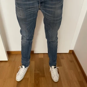 Dondup Jeans - Tja! Säljer dessa fina Dondup Jeans för endast 849kr, Dem är i storlek 34 men passar W31. Dem är i fint skick och Jag kan gå ner i pris