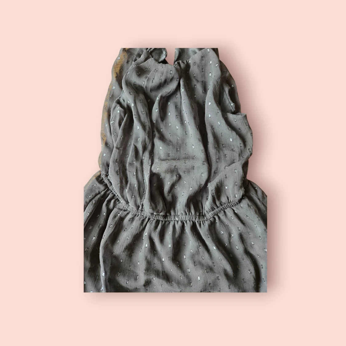 Svart  kortklänning med prickigt mönster - 3