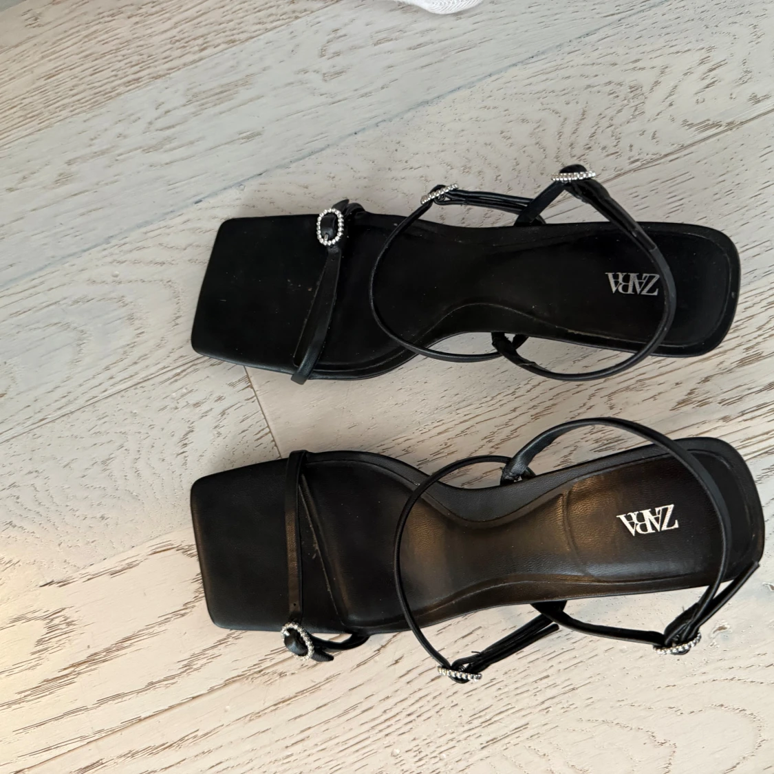 Svarta sandaler med klack från Zara - 3