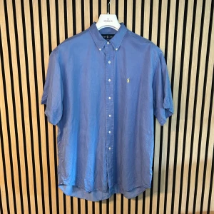 Ralph Lauren kortärmad skjorta  - Blå kortärmad Ralph Lauren skjorta | Skick 8,5/10 | 68 cm bröstvidd, 26 cm ärmlängd och 43 cm kragmått, rymlig passform | Hör gärna av dig vid minsta fundering 😊