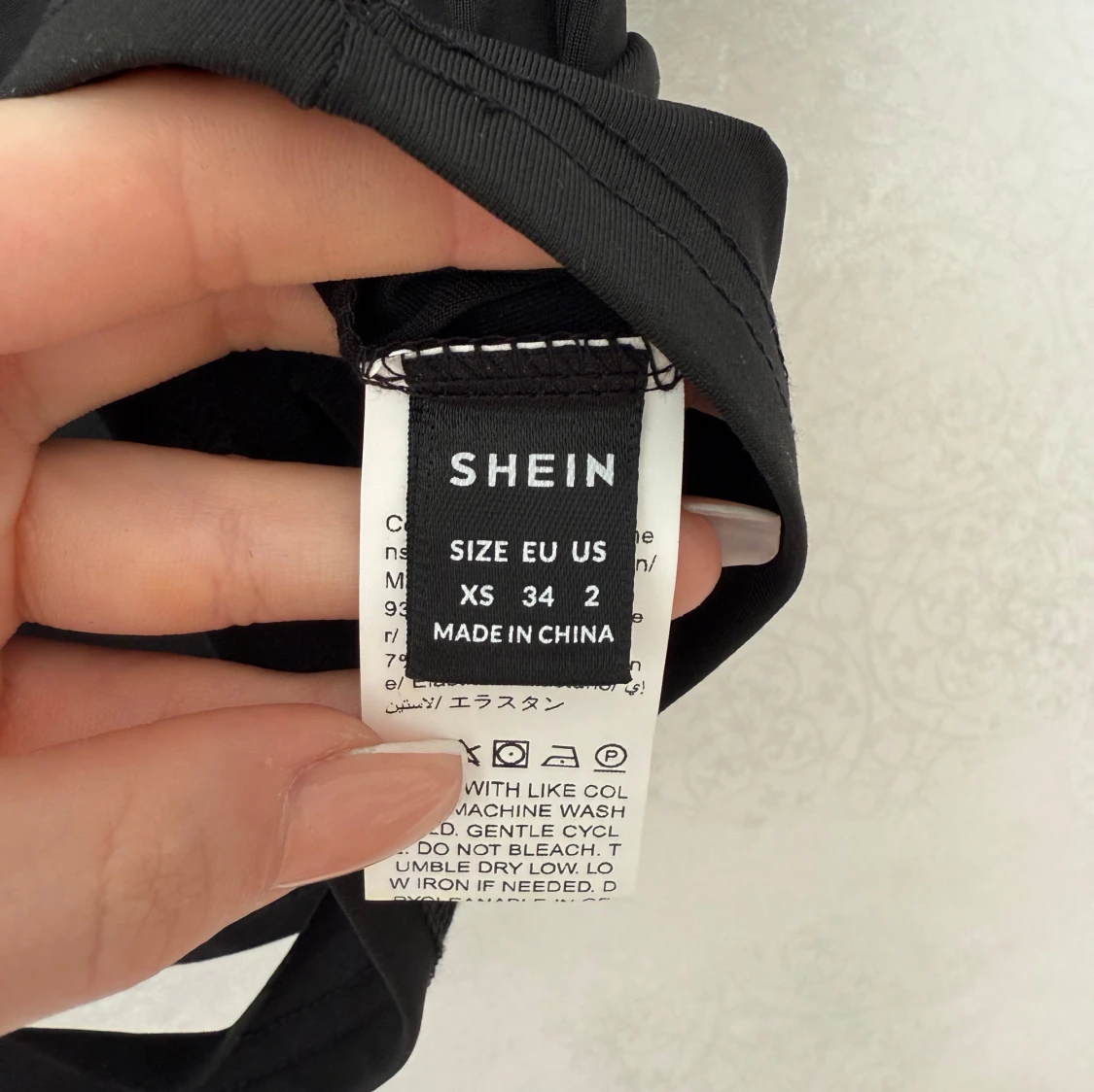 Svart croppad topp med slits - 3