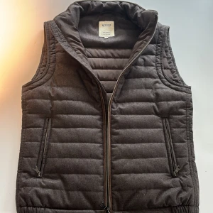 Boggi Milano väst - Hej! Säljer min riktigt sköna boggi Milano väst i nyskick med inga defekter! Jag är 181 se passform på bild 3! Om ni har frågor eller funderingar så hör av dig! Mvh JacobsCloset 