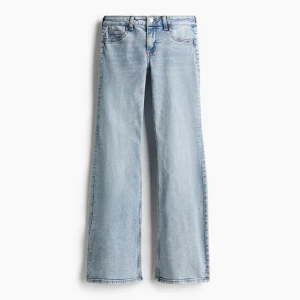 Lågmidjade blå jeans - Lowwaist blå jeans från HM i storlek 36, köpta på vinted men säljer då de ej passar