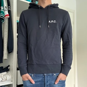 APC HOODIE S - APC HOODIE i storlek S | Tröjan är i ett mycket fint skick och sparsamt använd | Skriv vid frågor eller bilder. 