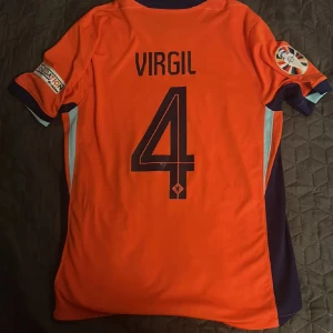Virgil Van Dijk Fotbollströja Nederländerna EM 2024 - Säljer en Nederländerna EM 2024 Fotbollströja i Storlek M med Virgil 4 på ryggen, även EM loggan med på höger armen