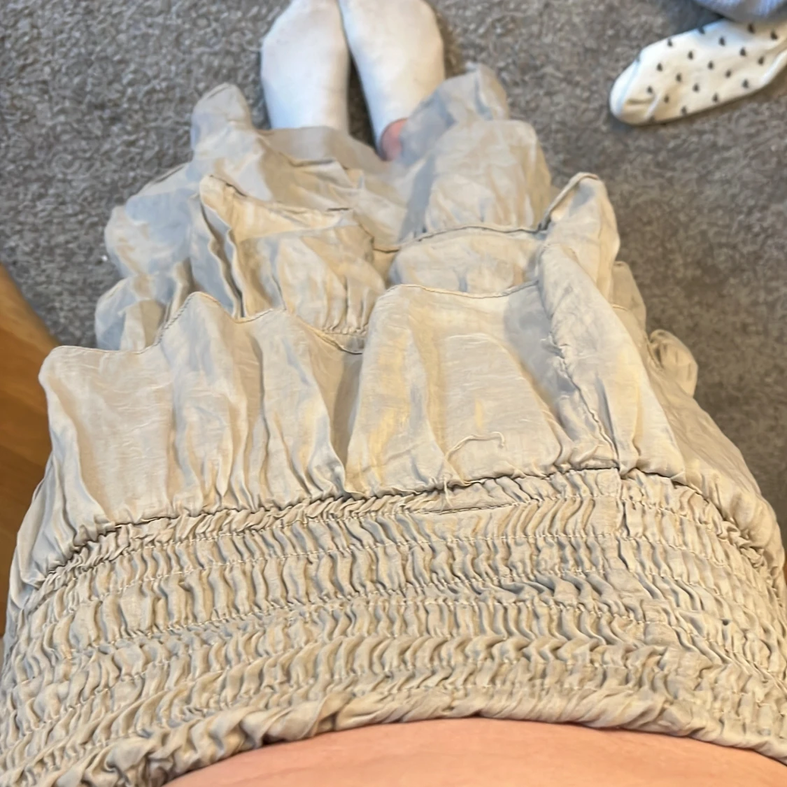 Beige grå volangkjol med smockmidja - 1