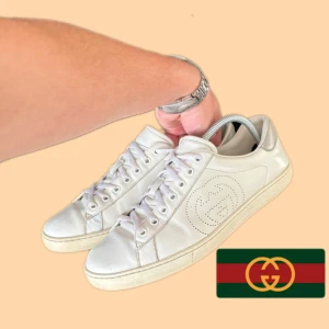 Gucci Ace Sneakers - Sjuuukt feta Gucci dojjor i storlek (UK) 8,5 vilket motsvarar storlek 43! De är i toppskick förutom normala små grejer‼️