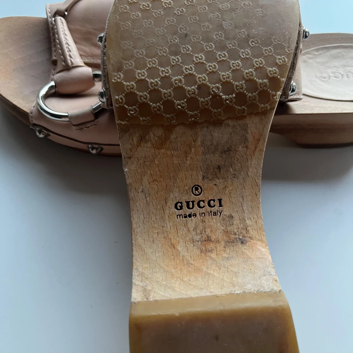 Beige träklackade sandaler från Gucci - 3