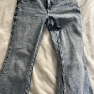 Ljusblå utsvängda jeans - Snygga ljusblå jeans med rak passform och klassisk femficksdesign. Jeansen har en något tvättad look och är tillverkade i jeansmaterial. Perfekta för en avslappnad och trendig stil.
