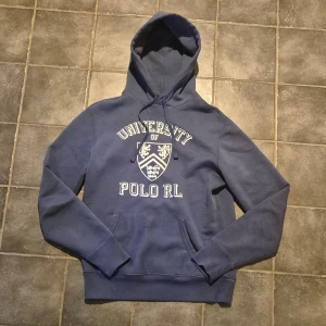 Ralph lauren hoodie - Mörkblå hoodie från Polo Ralph Lauren | riktigt sällsynt går knappt o få tag på | nästintill nyskick | skriv vid frågor