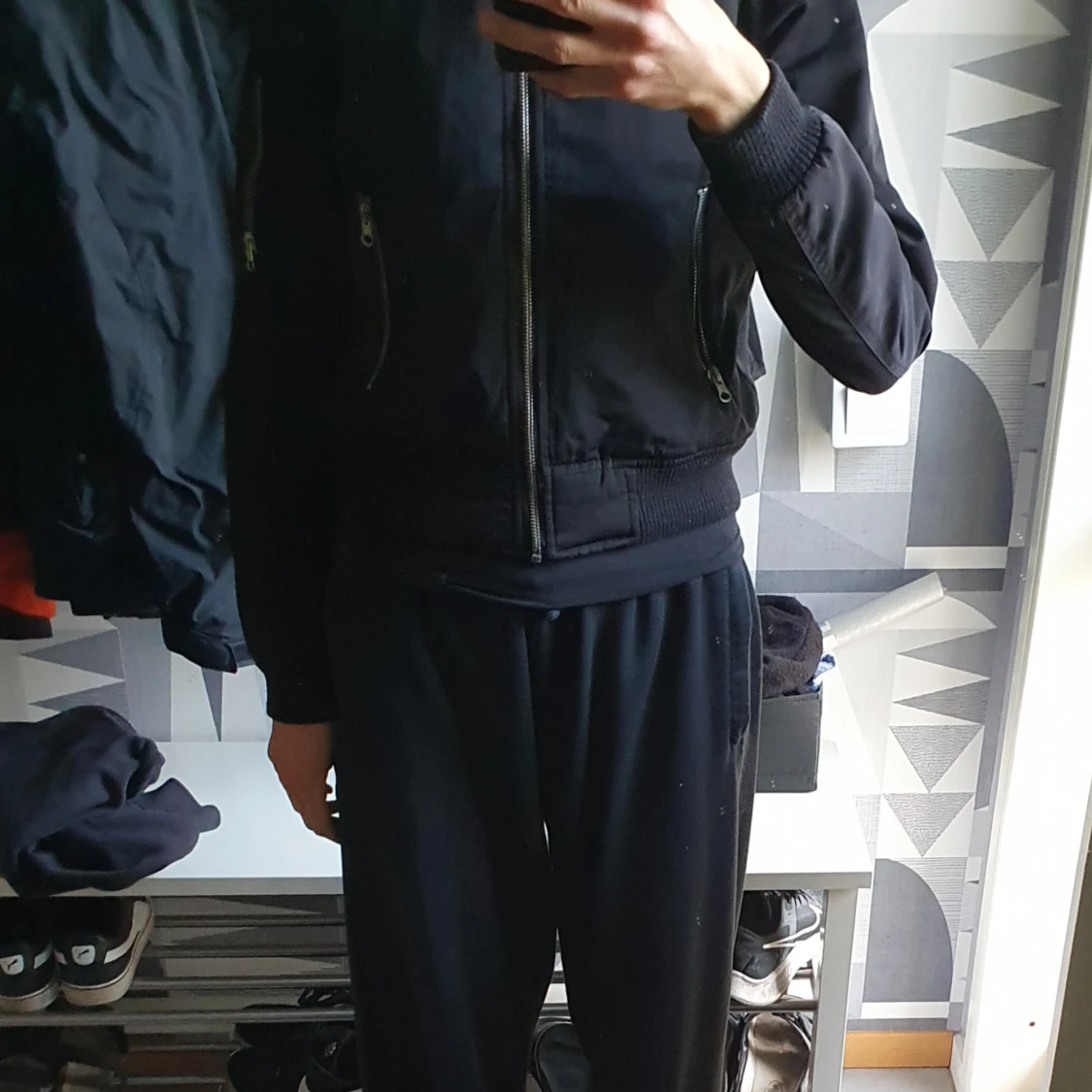 Svart bomberjacka med dragkedjor