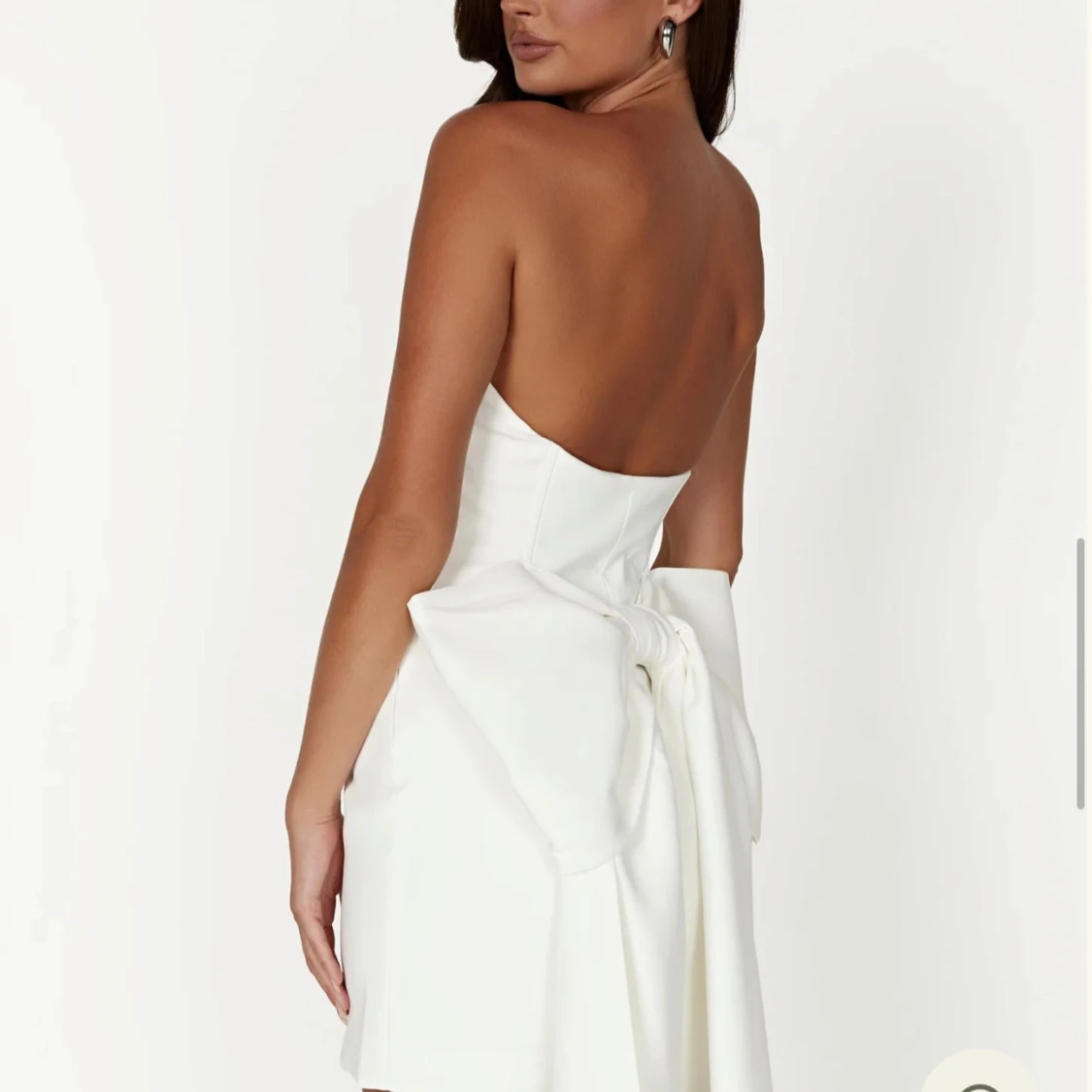 Vit axelbandslös klänning med rosett