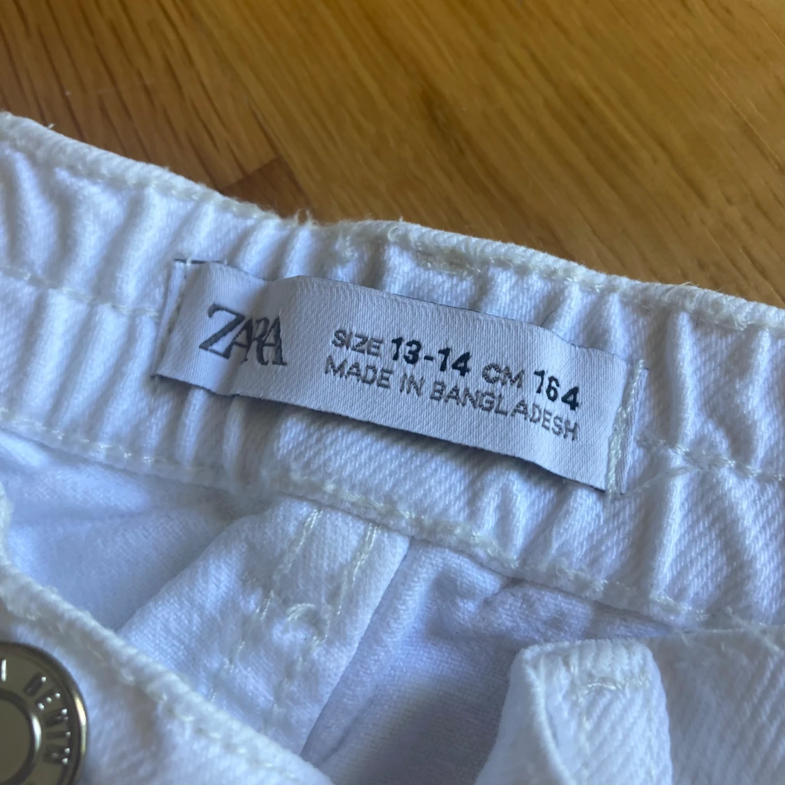 Vita jeans med slitningar från Zara - 2