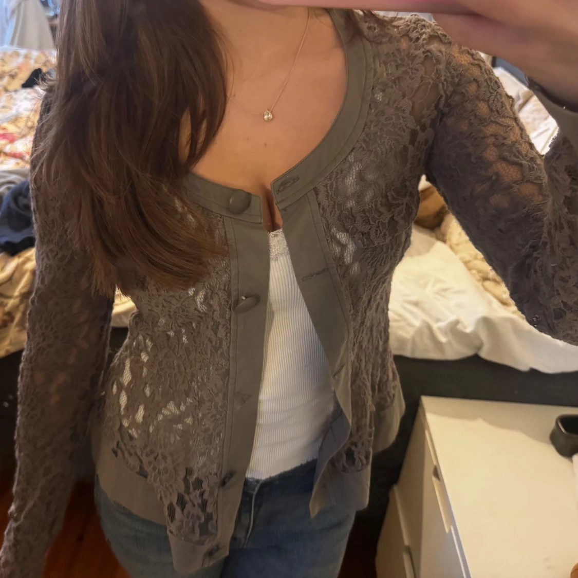 Grå spetskofta med knappar