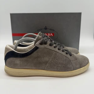 PRADA SNEAKERS - Prada sneakers - Skick: 8,5/10 - Storlek 41,5/ 7,5 US - Tillbehör: Enbart skorna - Nypris 7200kr - deluxecloset 