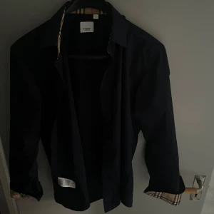 Mörkblå skjorta från Burberry - Snygg mörkblå skjorta från Burbery, fint skick andvänd fåtal gånger, storlek L men sitter som M, skriv för mer frågor.