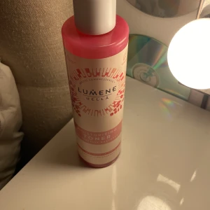 Lumene Hella Moisturizing Toner - Fuktgivande toner från Lumene Hella i en snygg rosa och vit plastflaska. Perfekt för att återfukta huden och ge en fräsch känsla i ansiktet. Innehåller arktiska ingredienser och passar bra i din dagliga hudvårdsrutin.