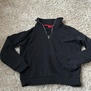 Svart half zip tröja från RYVLS - Fin sommar kofta