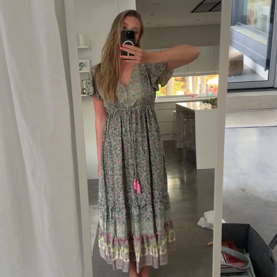 Blommig långklänning med volang