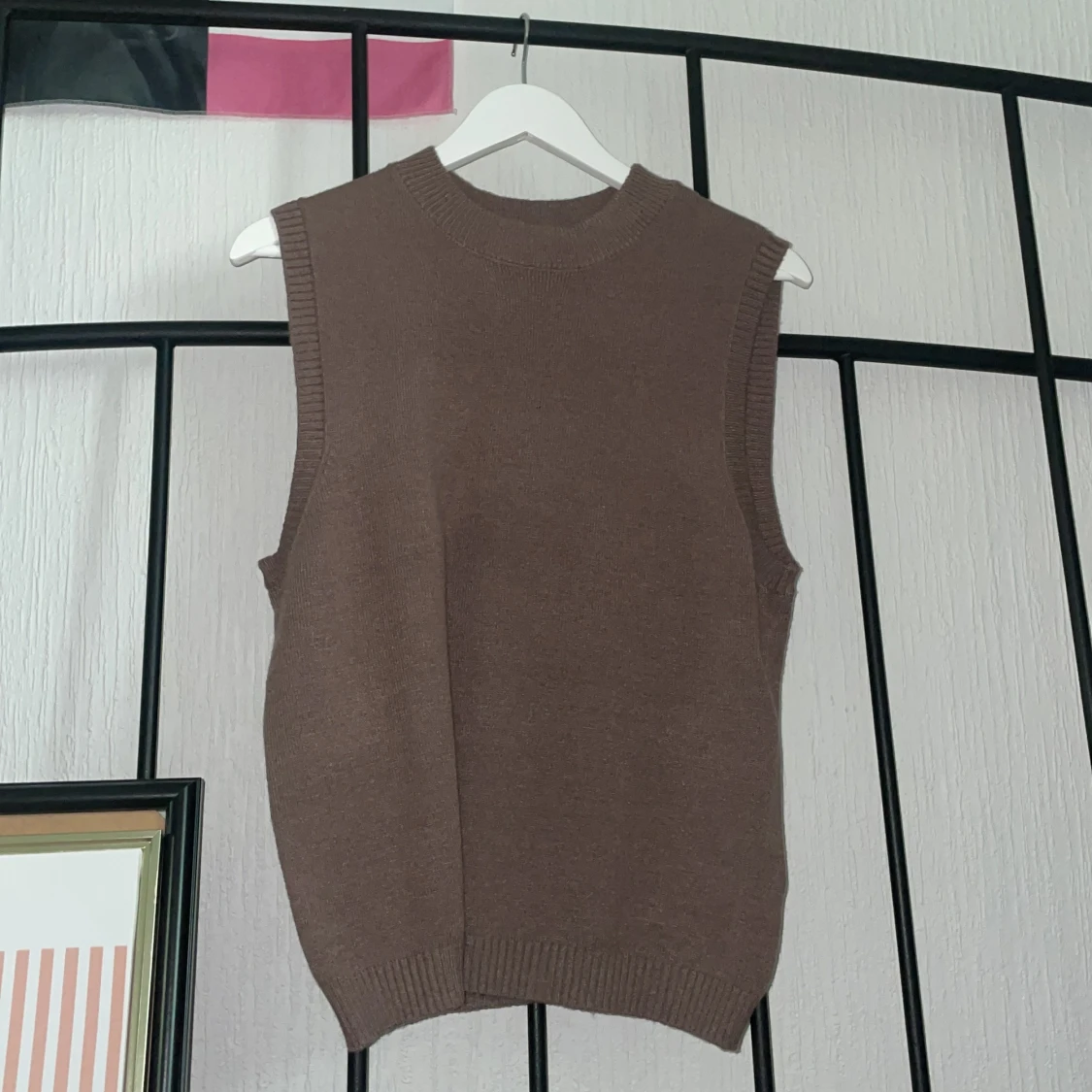 Brun stickad väst från Isolde