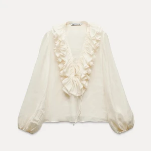 Zara blus  -  Blusen är  ny med prislapp. Dock passar blusen även storlek. S 