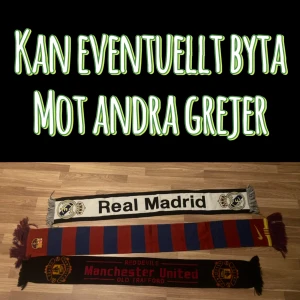 Billiga Fotbollshallsdukar  - Säljer 3 fotbollshallsdukar billigt kan eventuellt byta kontakta om du vill köpa enskilt :D perfekt för dig som är antingen Barca,real eller united fan kan även united och real halsdukarna är perfekt till nån som gillar Cristiano Ronaldo